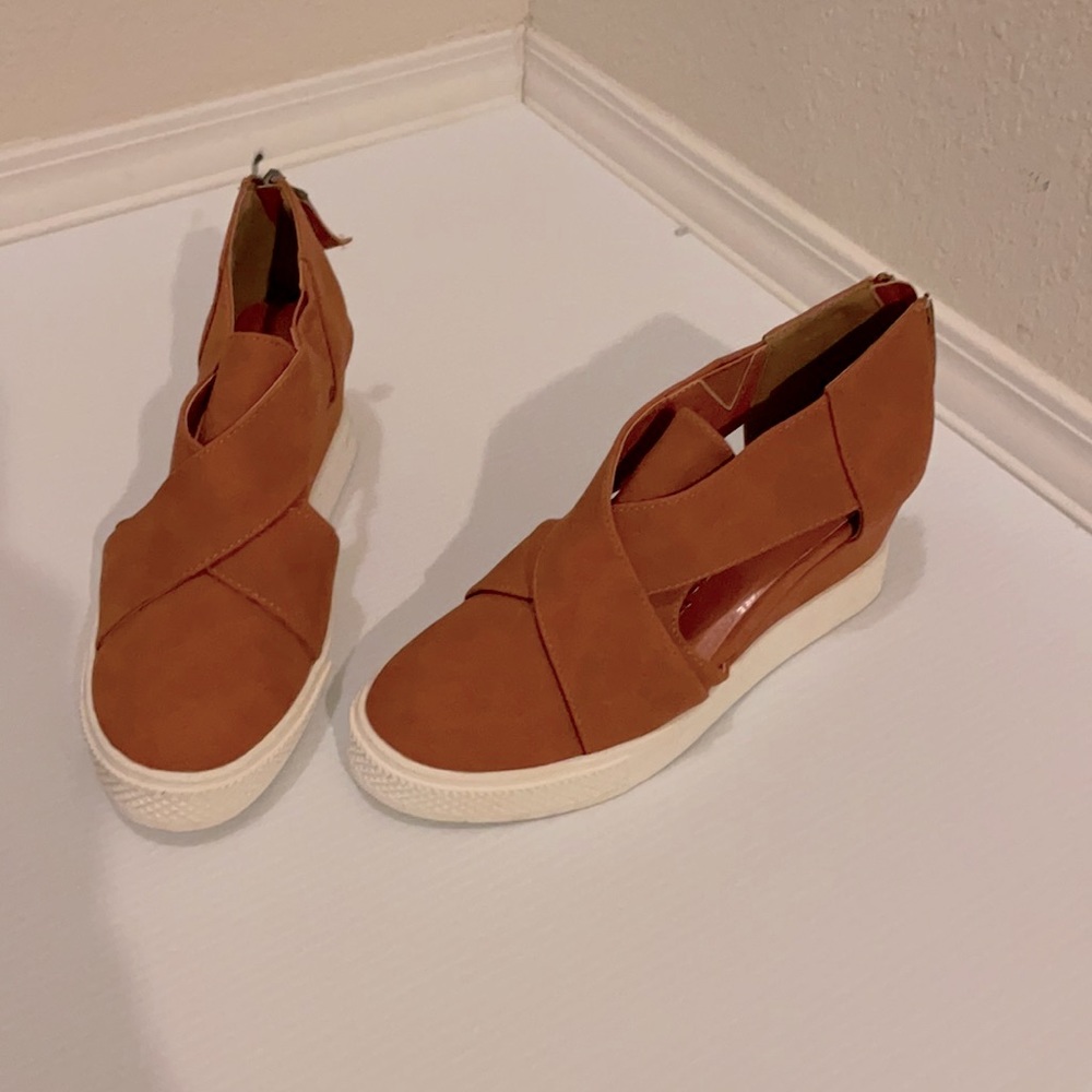 Wedge sandal with zipper